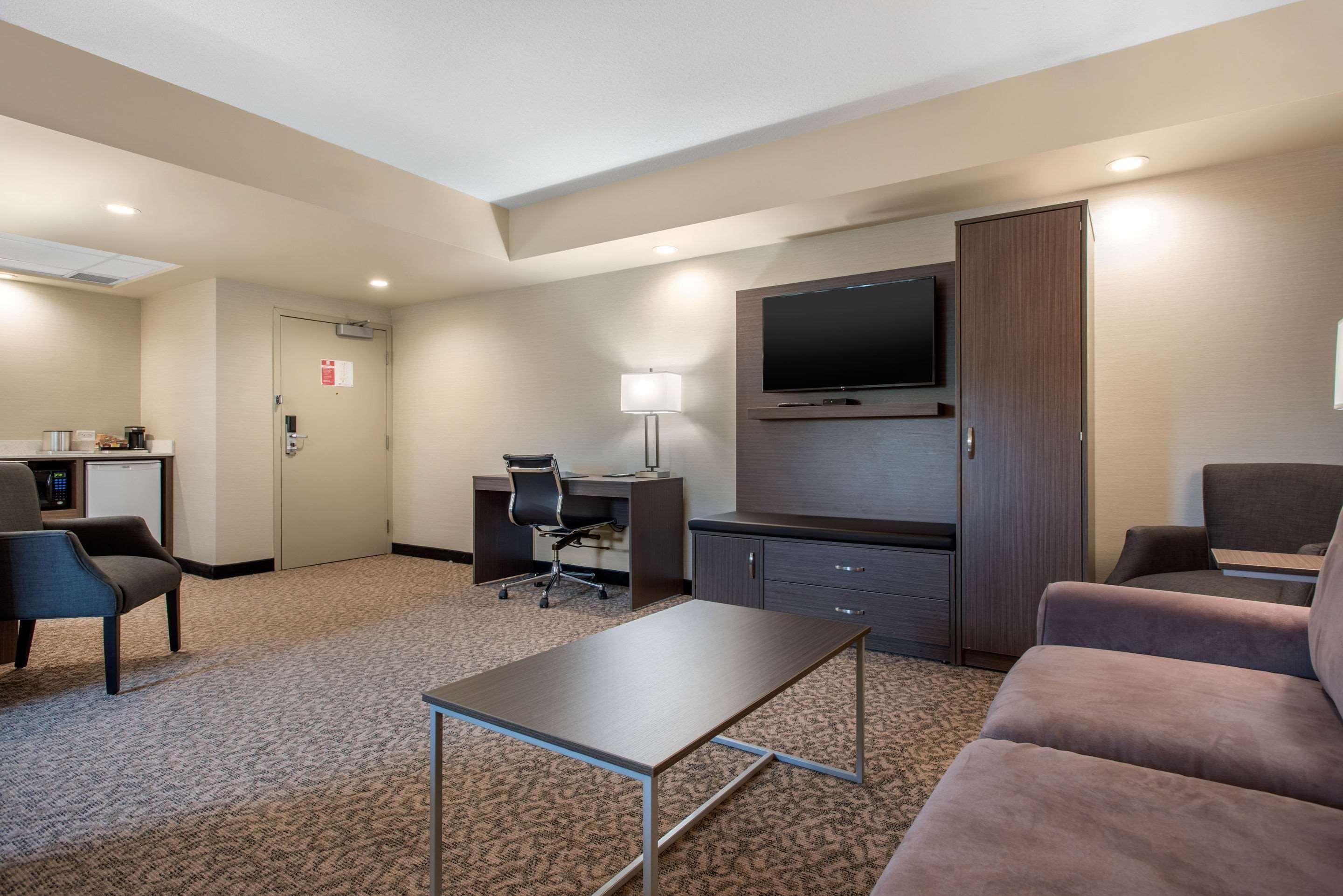 Clarion & Hotel